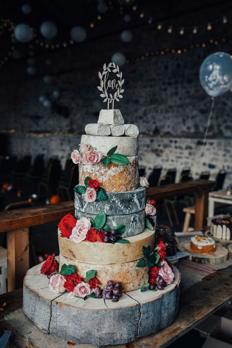 Bolo grande de queijo como lanche em festa de casamento