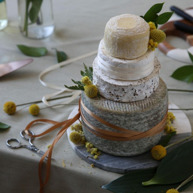 Bolo de casamento de queijo outonal com flores amarelas secas e fitas