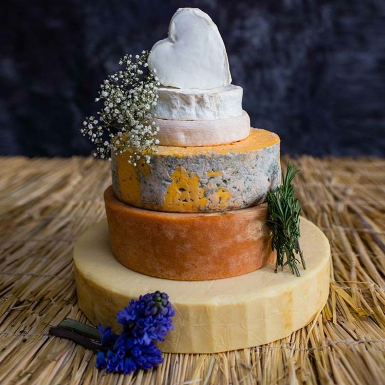 Bolo de casamento de queijo em cores diferentes com gipsófila e alecrim