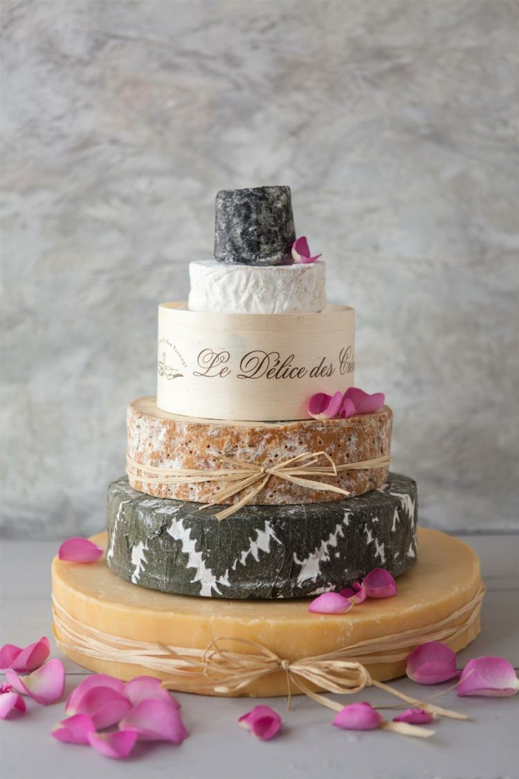 Elegante bolo de casamento de queijo na cor cinza com casca de queijo estampada, bege e branco