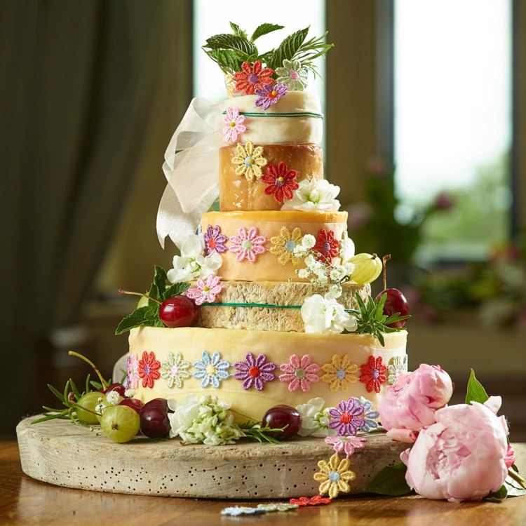 Bolo de queijo colorido de casamento com flores e frutas de renda
