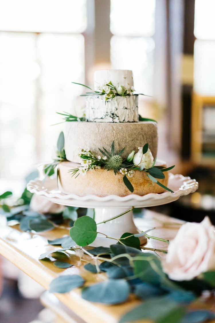 Bolo de casamento de queijo vintage com decoração verde e branca feita de flores e folhas