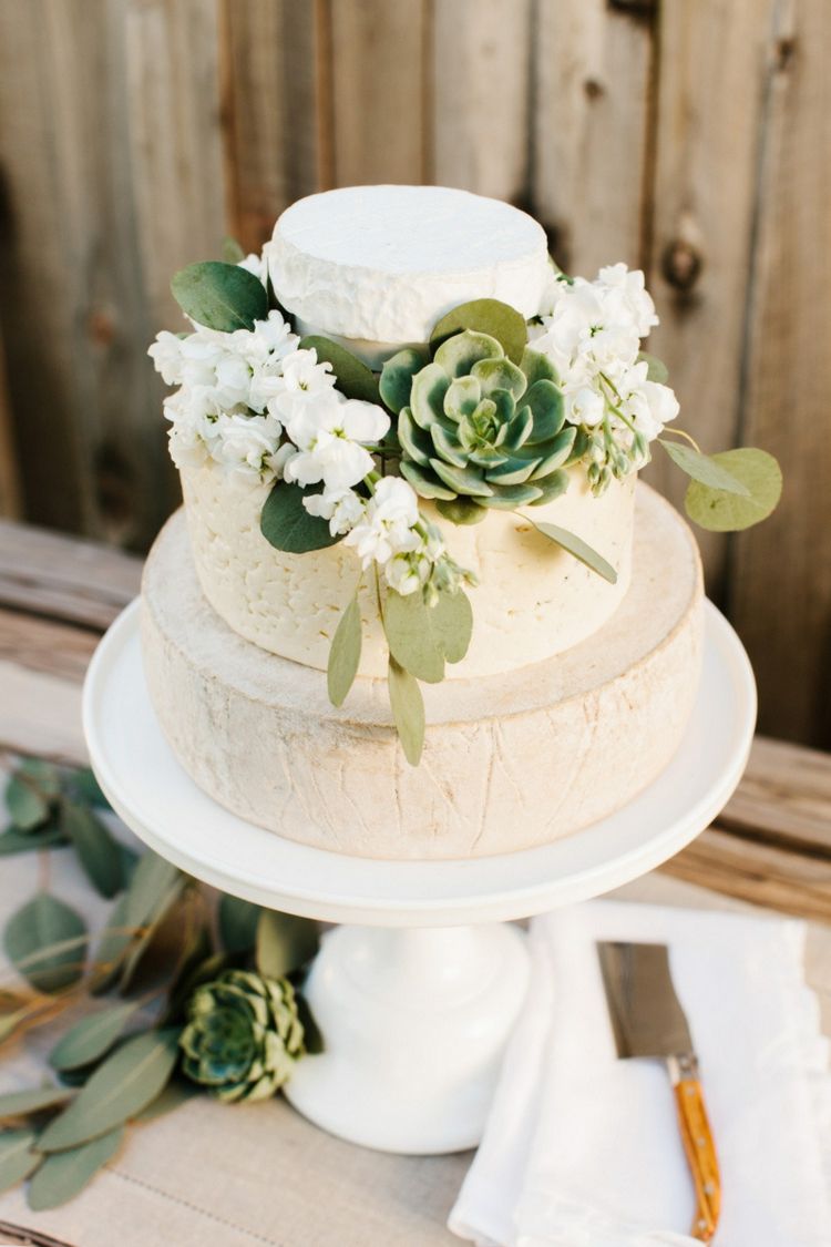 Linda decoração de bolo com suculentas e flores em branco para queijo branco