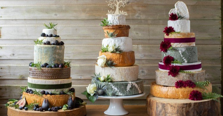 Bolo grande para o casamento feito de rodas de queijo - com frutas e flores