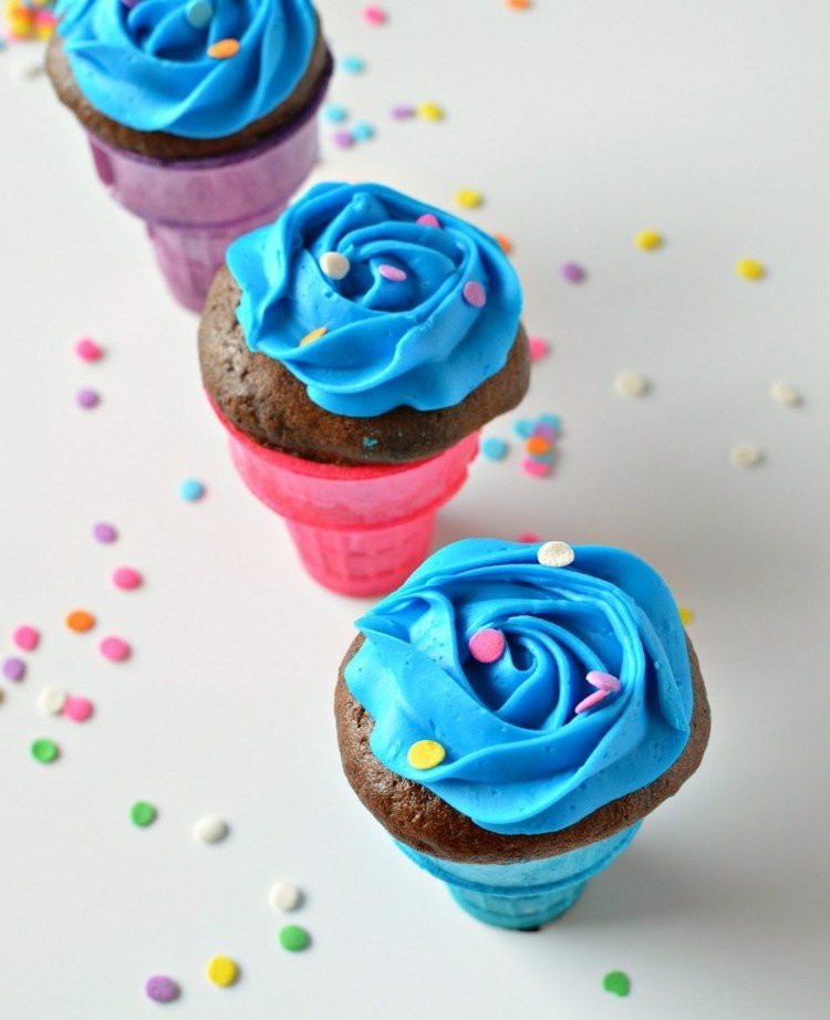 buttercream-waffle-cup-chocolate-cake-blue