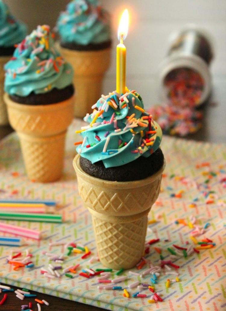 Bolo de aniversário com açúcar polvilhado com mini bolo de bolo de chocolate