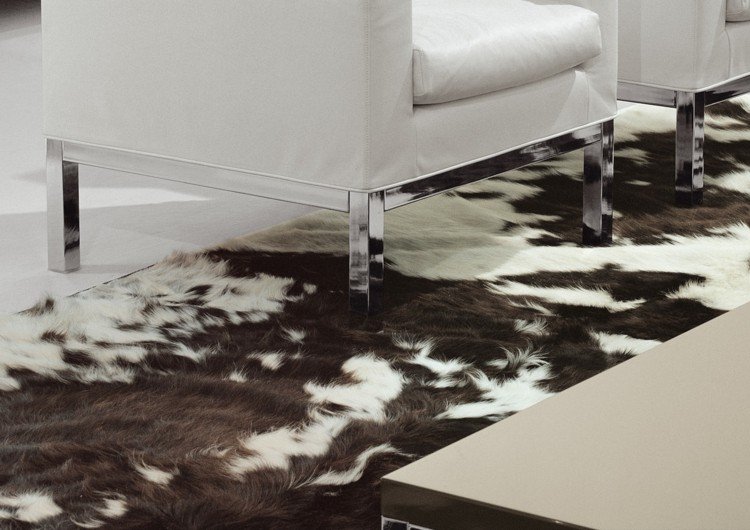 carpete de couro de vaca decorando-dicas-poltrona-interior-couro-branco-metal