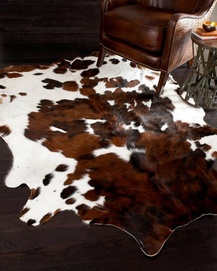 tapete de couro de vaca manchas-padrão-poltrona-marrom-couro-mesa lateral-metal
