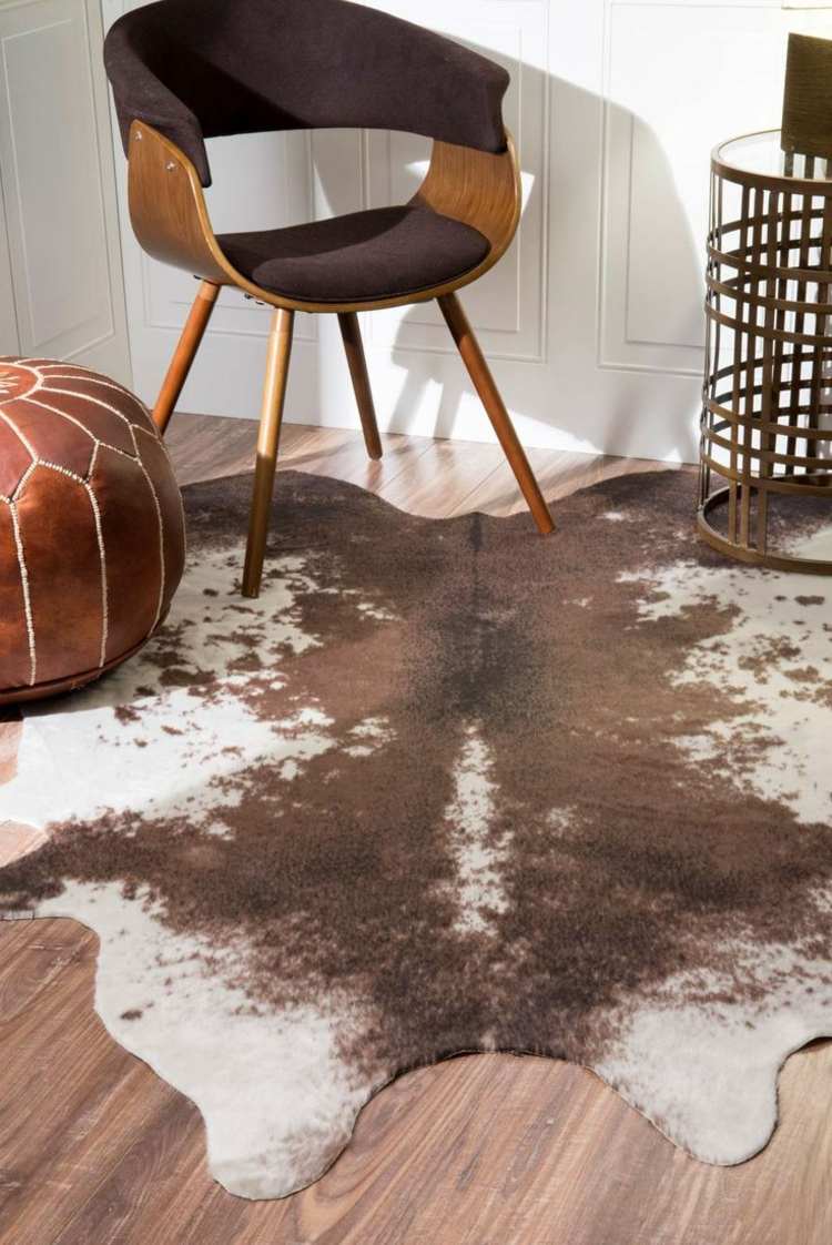 carpete de couro de vaca decorar-apartamento-marrom-cores-escandinavo-pufe-cadeira