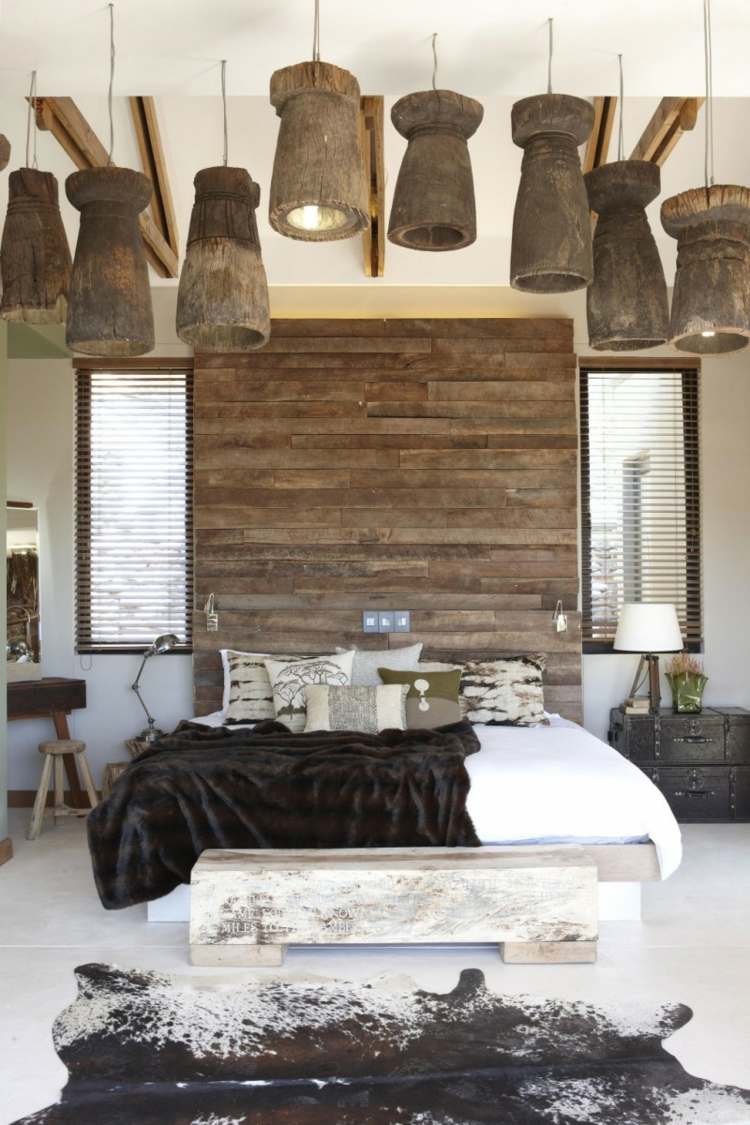 tapete de couro de vaca no teto-madeira-lâmpada-cama-estilo art déco rústico