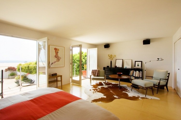 couro-carpete-quarto-design-área de estar-cômoda-deco