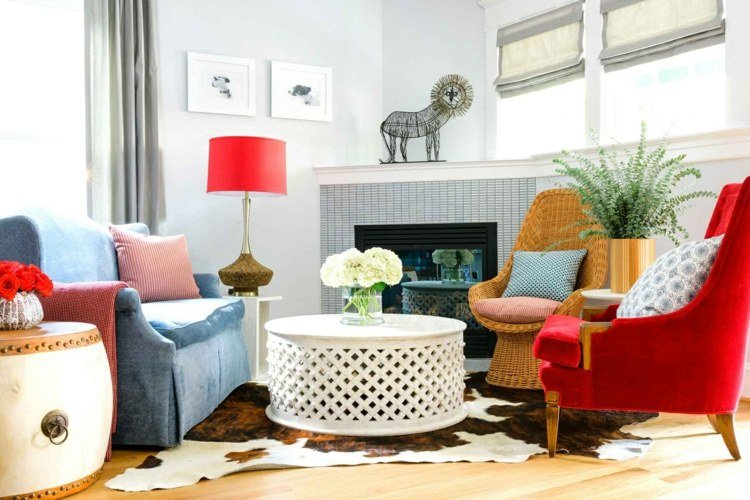 tapete de couro de vaca colorido-mobiliário-poltrona-vermelho-azul-sofá-lareira