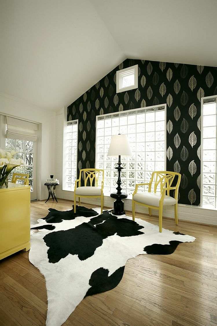 couro-tapete-preto-branco-papel de parede-parede-design-telhado inclinado-cadeiras amarelas