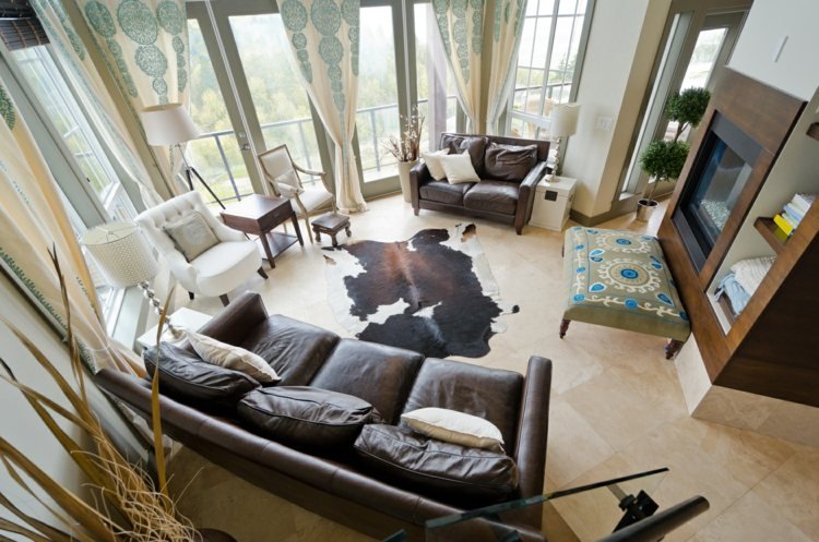 couro-tapete-pequena-sala-de-estar-interior-design-ideia-ambiente-quente-couro-sofá-marrom