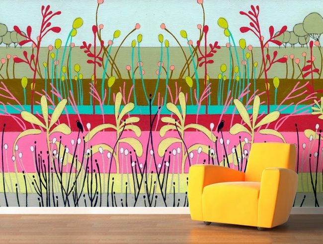 Sala de estar colorida original com padrão de papel de parede