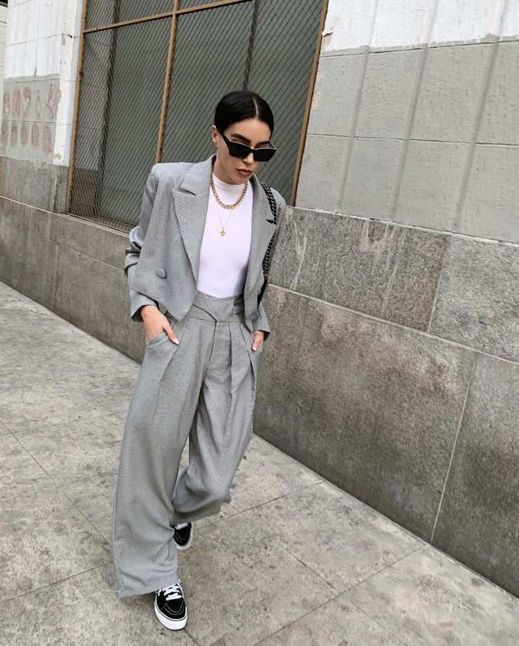 Blazers curtos combinam ideias de roupas de primavera para o escritório