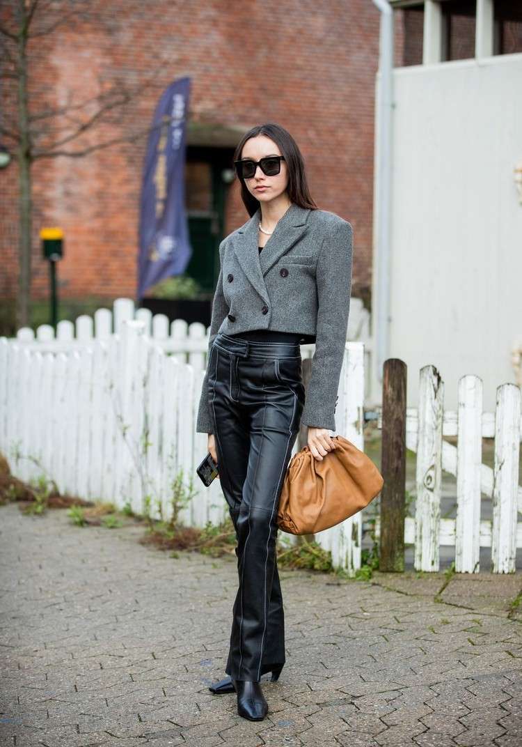 As tendências de jaquetas primavera-verão 2021 combinam blazers curtos