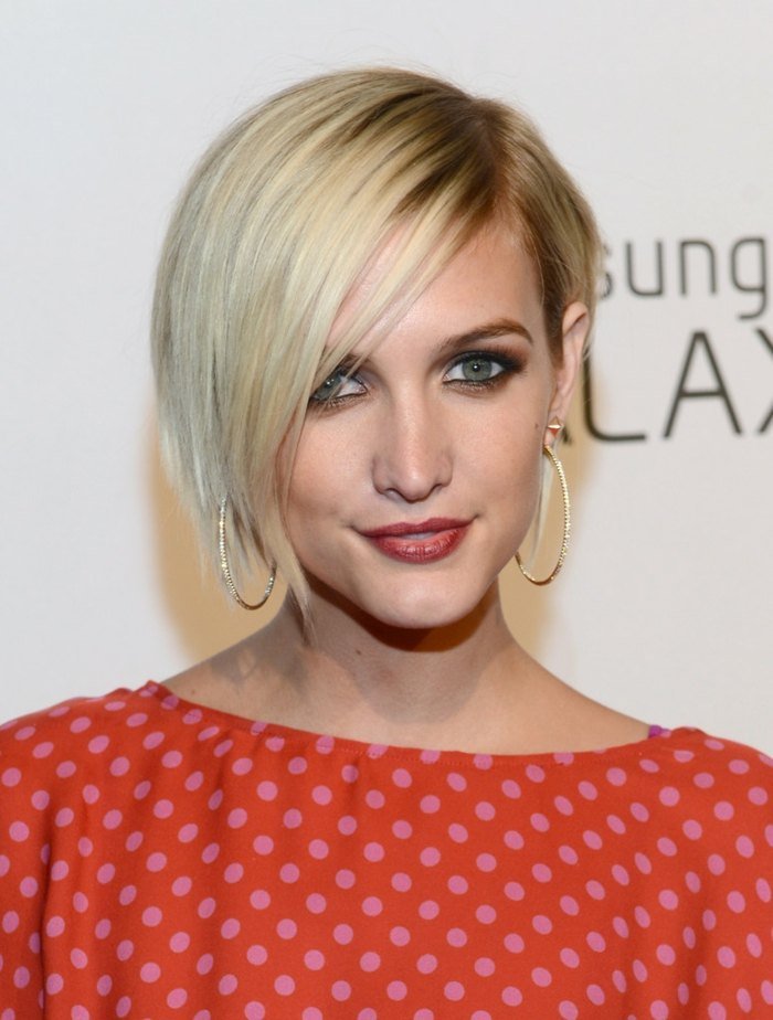 Ashlee-Simpson-cabelo curto-elegante-penteado-divisão lateral