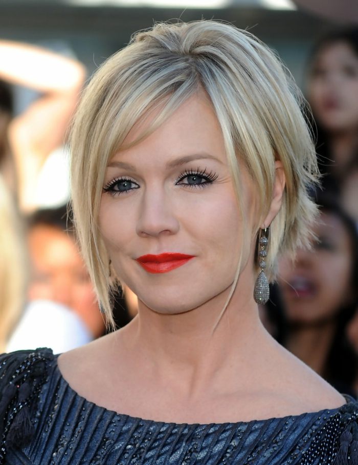 Jennie-Garth-short-penteado-loiro-franja-lateral-estilosa