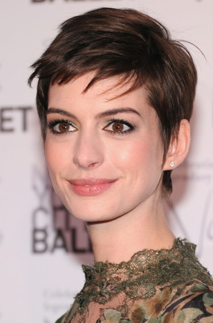 anne-hathaway-short-hair-tier-cut-elegant-hairstyling