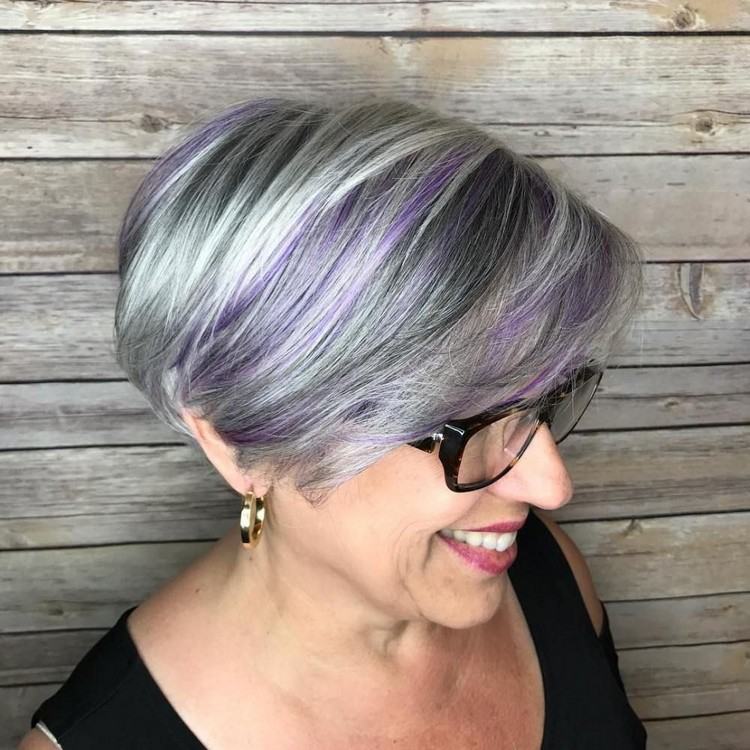 cabelos grisalhos com fios roxos tendências de cabelo 2021