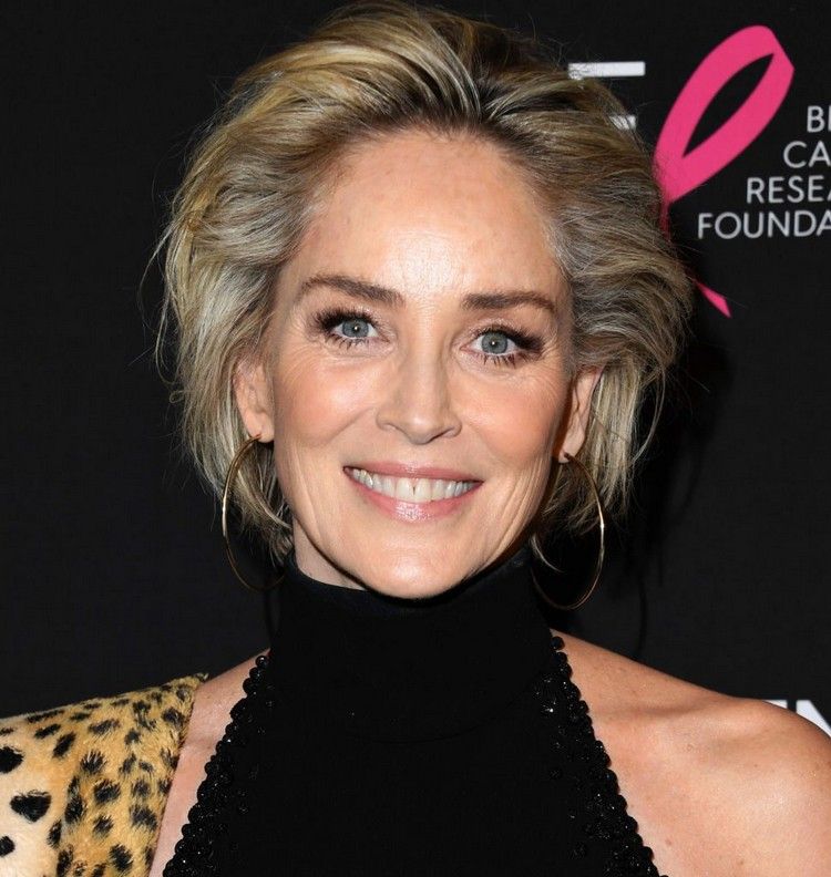 Os penteados de Sharon Stone permitem que os cabelos grisalhos cresçam durante a transição