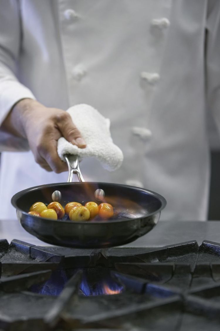 Pegue azeite de oliva para fritar a frigideira de vidro despeje o fogão a gás vegetais panos de cozinha flambé