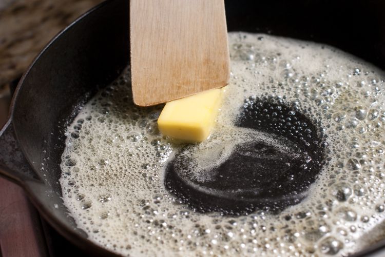 qual óleo usar para fritar manteiga pedaço de ferro fundido panela ghee manteiga clarificada de manteiga