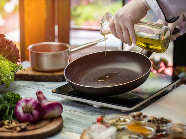Pegue o azeite de oliva para fritar a frigideira de vidro despeje a placa de cozimento vegetais especiarias cozinhar