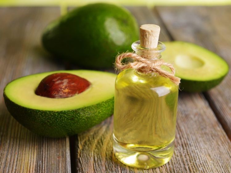 melhor óleo para dicas de fritura método de cozimento gordura vegetal vegetariano pera manteiga garrafa de vidro óleo de abacate metades de abacate