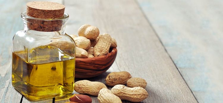 óleo de amendoim para fritar leve tigela de vidro para garrafa mesa de madeira