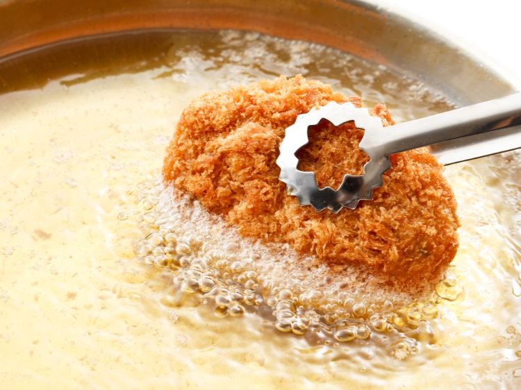 evite fritar óleo de girassol empanados não saudáveis, pedaços de carne frita peixe quente