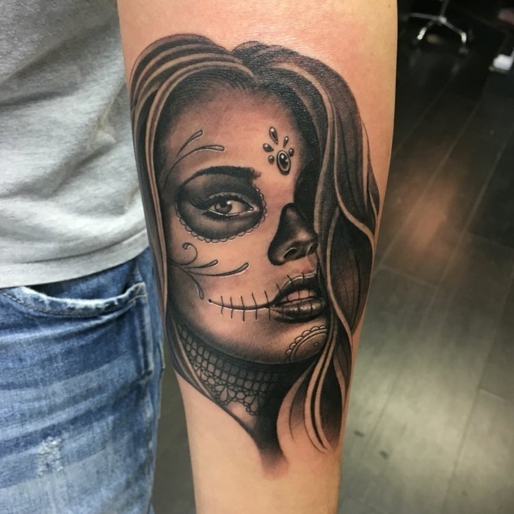 Tatuagem no antebraço para mulheres, o que significa tatuagens mexicanas