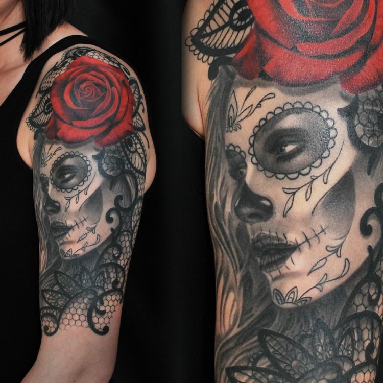Tatuagem de ombro para mulheres - desenho de tatuagem de rosas significando o dia dos mortos