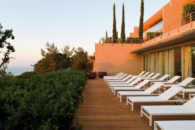 La Réserve Ramatuelle Design Hotel espreguiçadeiras terraço pôr do sol