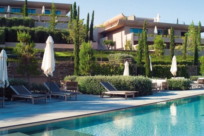 La Réserve Ramatuelle Design resort spa piscina com pinheiros