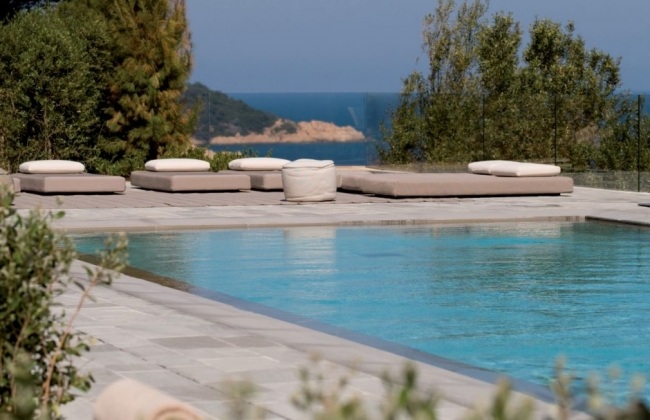 Vista da piscina do resort La Réserve Ramatuelle Design