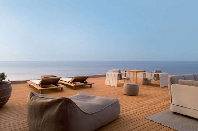 La Réserve Ramatuelle Design-Hotel terraço com vista para o mar mediterrâneo piso de madeira