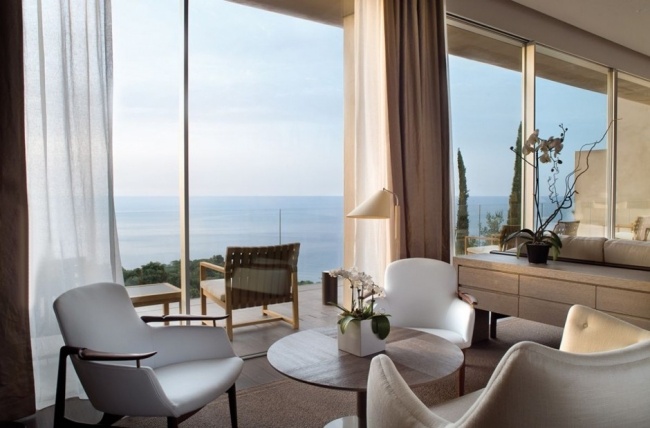 La-Réserve-Ramatuelle-Hotel-lounge-interior-design-vista para o mar