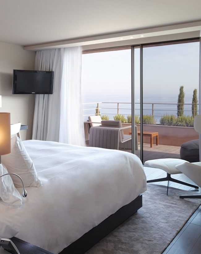 suite design cama varanda vista mar cores claras