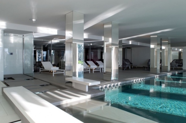 Piscina coberta do La Réserve Ramatuelle Hotel Spa inundada de luz