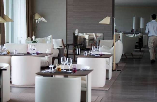 La-Réserve-Ramatuelle-Design-Hotel-restaurante-lounge-madeira-bege