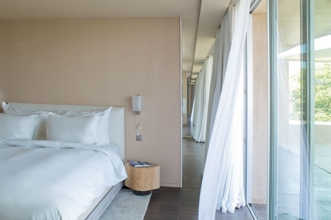 hotel-suite-design-glass-slide-portas-cream-wall-paint