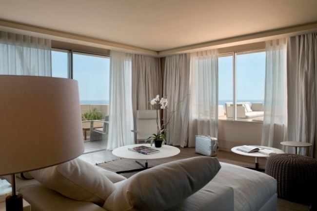 suite interior do hotel vista mar bege