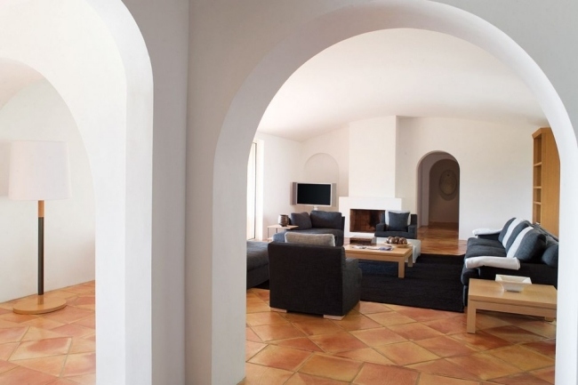 hotel-suite-design-terracotta-floor-tiles-arqueado-teto-pilares