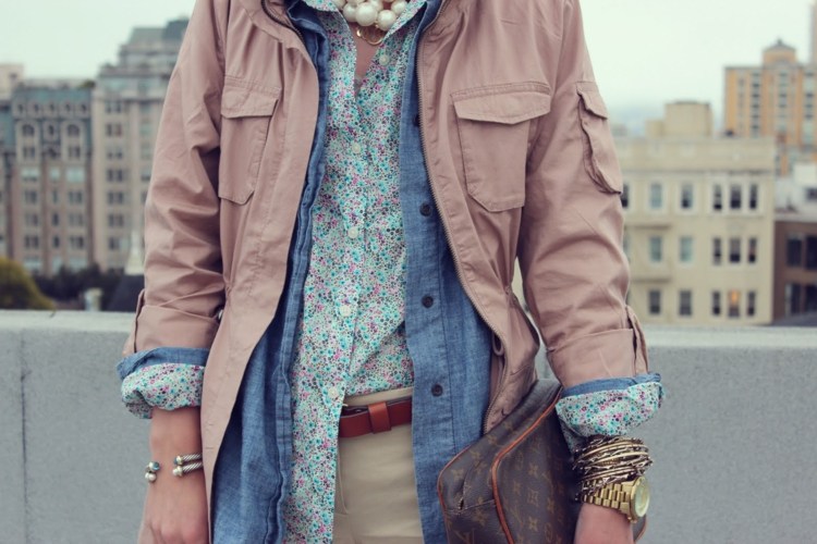 Lagenlook fashion tip-blusa-flor pattern-denim shirt-dark pink-parka-outfit-spring-layering-leather belt accessories