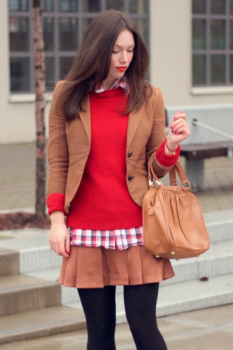 Lagen-look-fashion-outfit-spring-layering-red-sweater-blazer-conhaque-cor-conhaque-saia-curta-bolsa de senhora