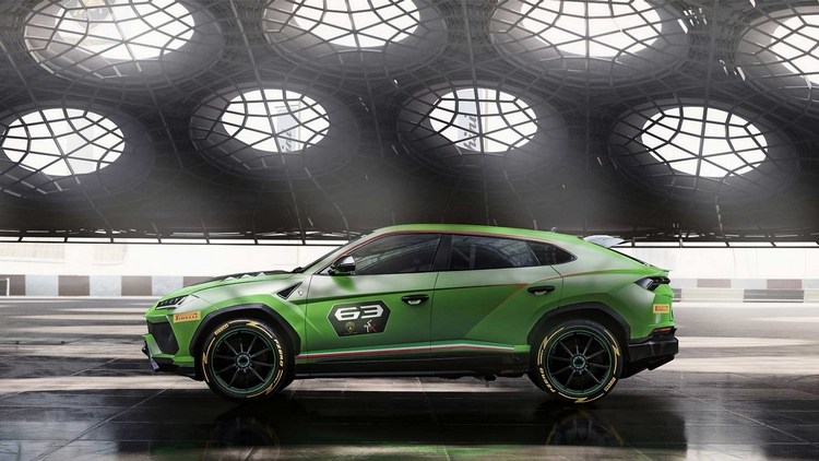 visão lateral e conceito de lamborghini urus st x na sala da montadora