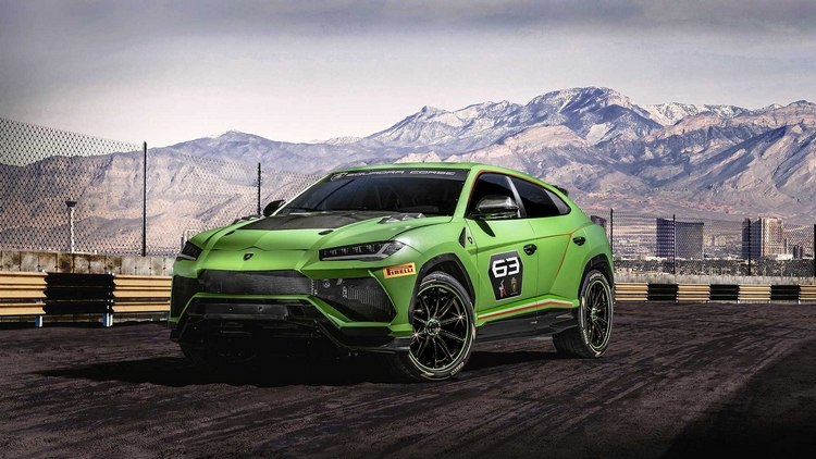 montanhas ao fundo da pista de corrida com lamborghini urus st x