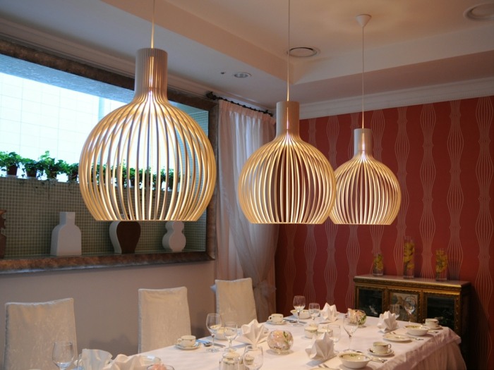 lâmpadas de madeira design ripas sala de jantar papel de parede vermelho moderno